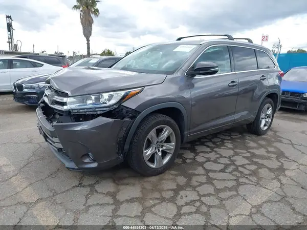 5TDYZRFH0HS216174 2017 TOYOTA HIGHLANDER - Image 2