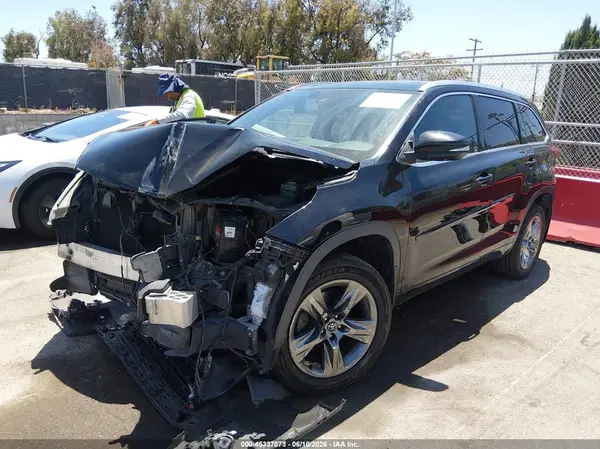 5TDYZRFH0HS229717 2017 TOYOTA HIGHLANDER - Image 2