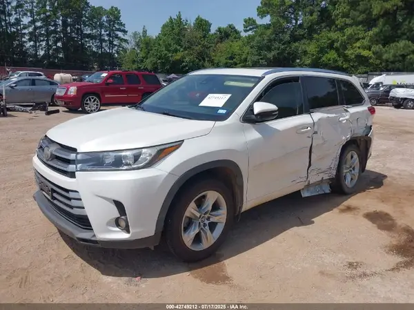 5TDYZRFH1JS253742 2018 TOYOTA HIGHLANDER - Image 2