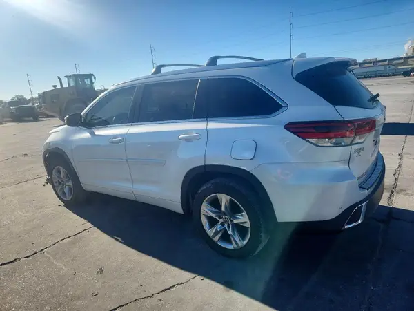 5TDYZRFH1KS289495 2019 TOYOTA HIGHLANDER - Image 2