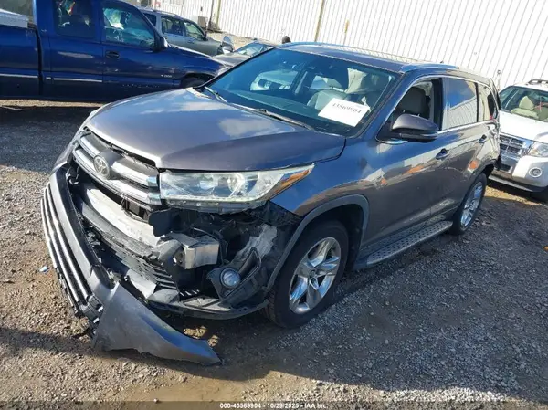 5TDYZRFH2HS230156 2017 TOYOTA HIGHLANDER - Image 2