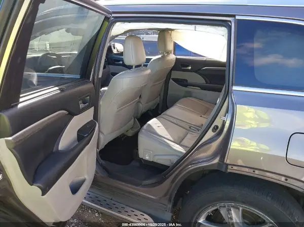 5TDYZRFH2HS230156 2017 TOYOTA HIGHLANDER - Image 8