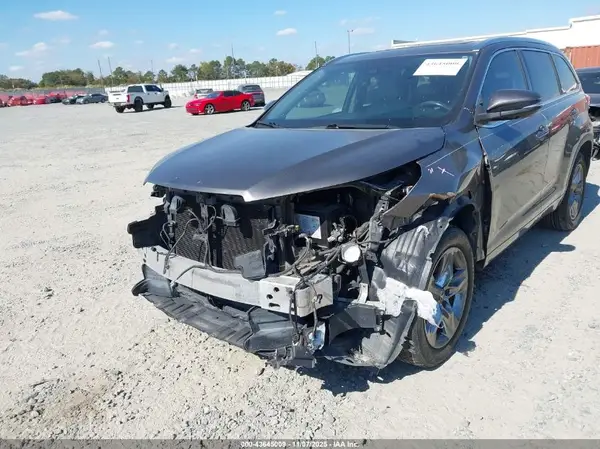 2018 TOYOTA HIGHLANDER auction photo 6