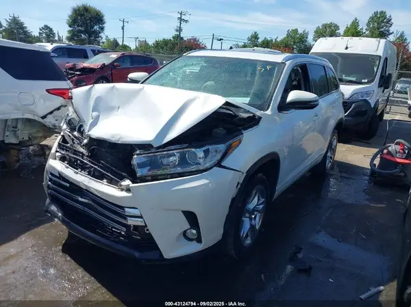5TDYZRFH2JS246721 2018 TOYOTA HIGHLANDER - Image 2