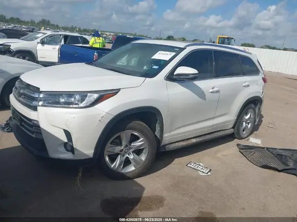 5TDYZRFH3HS199824 2017 TOYOTA HIGHLANDER - Image 2