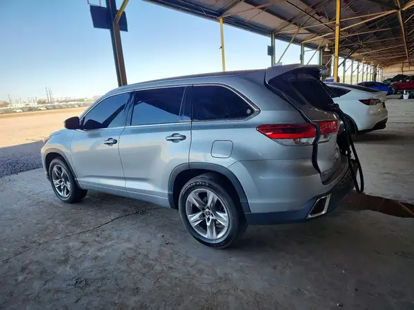 5TDYZRFH3JS239342 2018 TOYOTA HIGHLANDER - Image 2