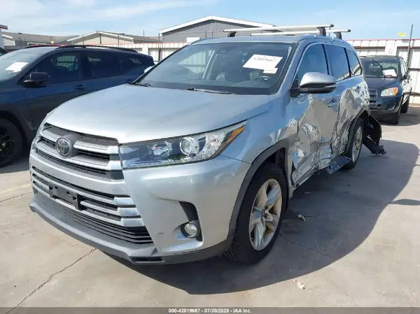 5TDYZRFH3JS282322 2018 TOYOTA HIGHLANDER - Image 2