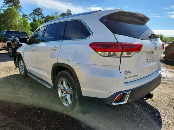5TDYZRFH4JS264492 2018 TOYOTA HIGHLANDER - Image 2