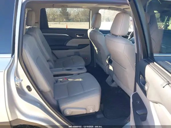 5TDYZRFH5HS195869 2017 TOYOTA HIGHLANDER - Image 8