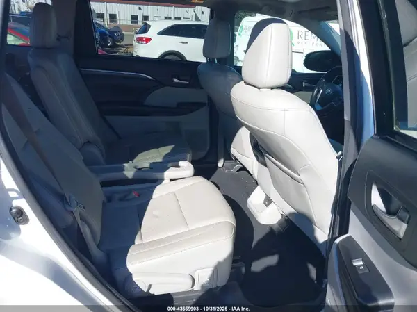 5TDYZRFH5HS218017 2017 TOYOTA HIGHLANDER - Image 8