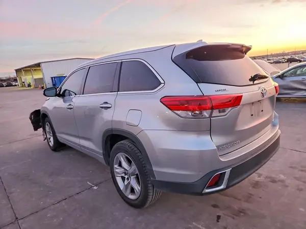 5TDYZRFH6HS217572 2017 TOYOTA HIGHLANDER - Image 2