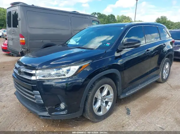 5TDYZRFH6HS228670 2017 TOYOTA HIGHLANDER - Image 2