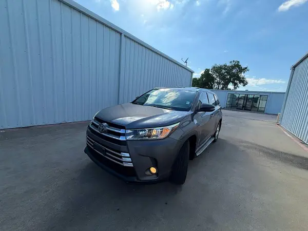 5TDYZRFH6HS230158 2017 TOYOTA HIGHLANDER - Image 2
