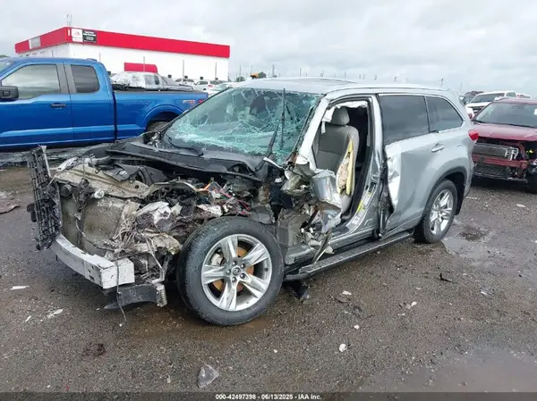 5TDYZRFH6JS252215 2018 TOYOTA HIGHLANDER - Image 2