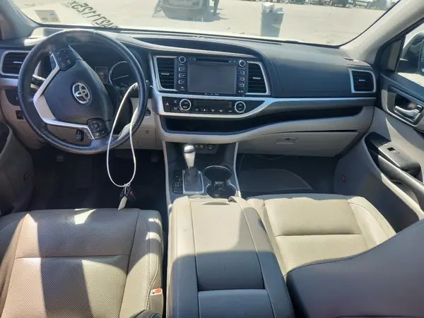 5TDYZRFH7HS200764 2017 TOYOTA HIGHLANDER - Image 8