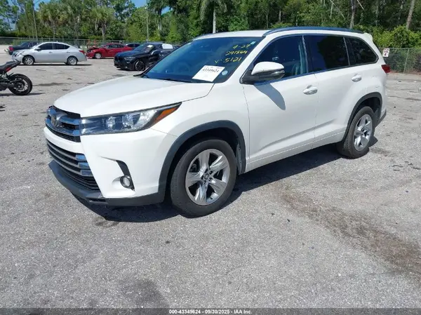 5TDYZRFH7HS215121 2017 TOYOTA HIGHLANDER - Image 2