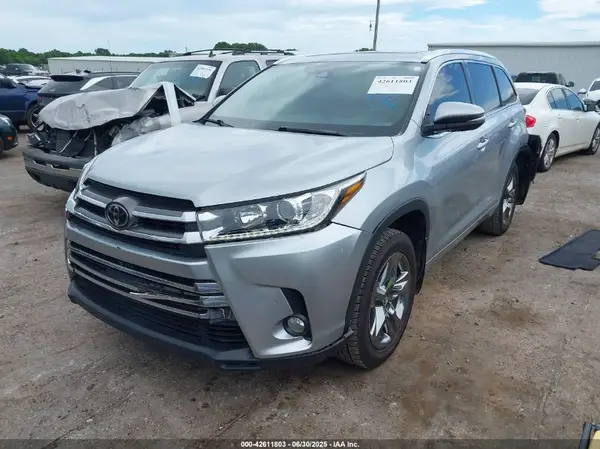 5TDYZRFH8JS239076 2018 TOYOTA HIGHLANDER - Image 2