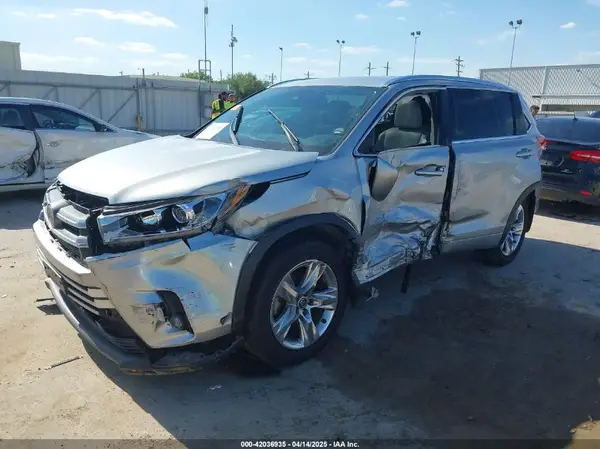 5TDYZRFH9HS229568 2017 TOYOTA HIGHLANDER - Image 2