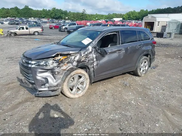 5TDYZRFH9JS243606 2018 TOYOTA HIGHLANDER - Image 2