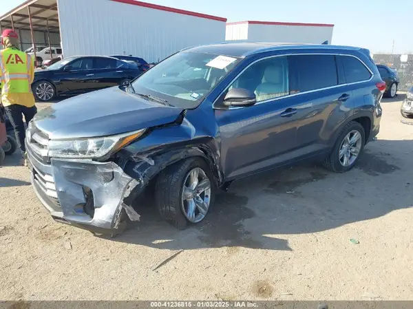 5TDYZRFH9JS257358 2018 TOYOTA HIGHLANDER - Image 2