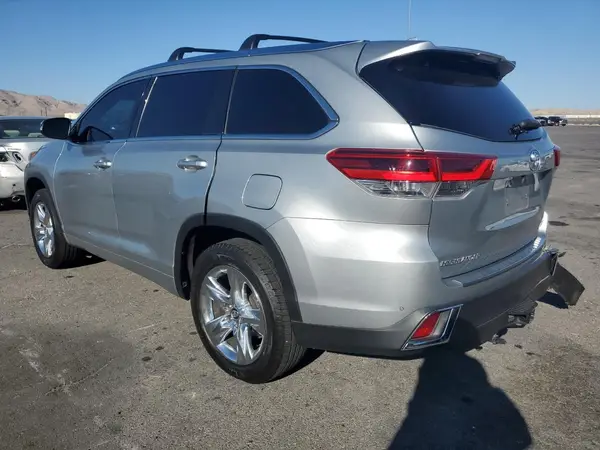 5TDYZRFH9JS260132 2018 TOYOTA HIGHLANDER - Image 2