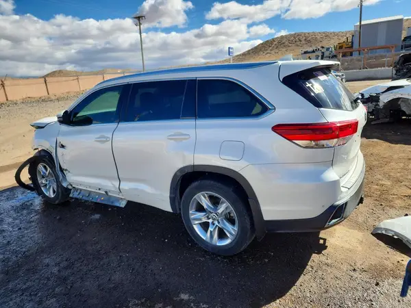 5TDYZRFH9JS268389 2018 TOYOTA HIGHLANDER - Image 2