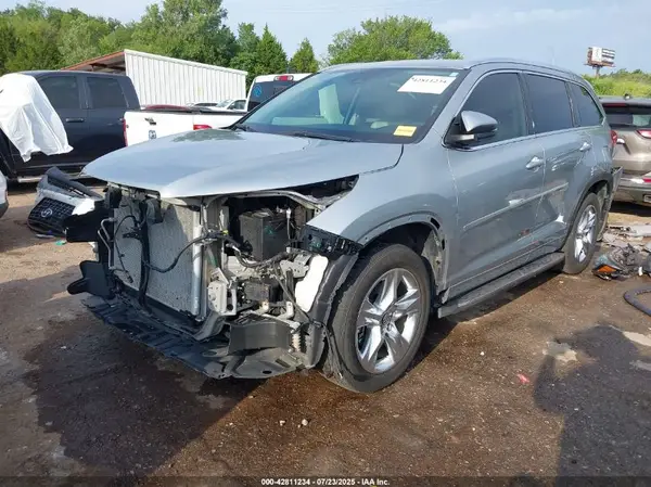 5TDYZRFH9JS271843 2018 TOYOTA HIGHLANDER - Image 2