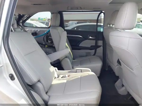 5TDYZRFH9JS271843 2018 TOYOTA HIGHLANDER - Image 8