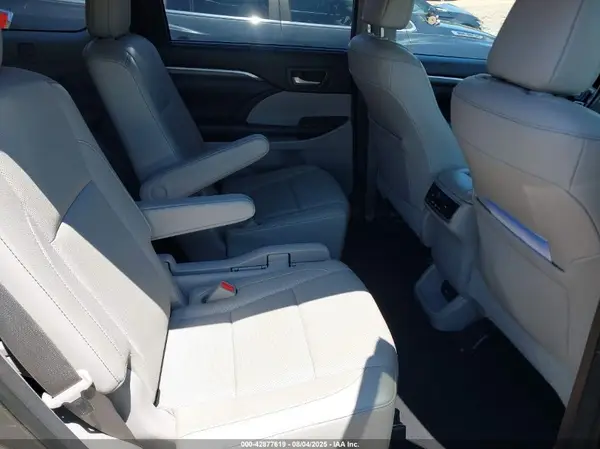 5TDYZRFH9JS277125 2018 TOYOTA HIGHLANDER - Image 8