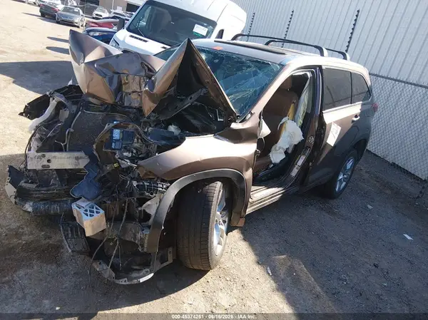 5TDYZRFH9KS295982 2019 TOYOTA HIGHLANDER - Image 2