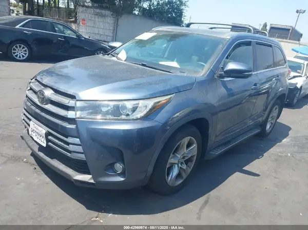 5TDYZRFHXJS263945 2018 TOYOTA HIGHLANDER - Image 2