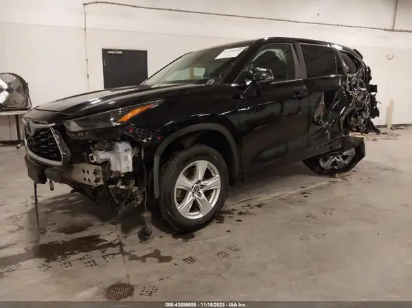 5TDZARAH3PS517538 2023 TOYOTA HIGHLANDER - Image 2