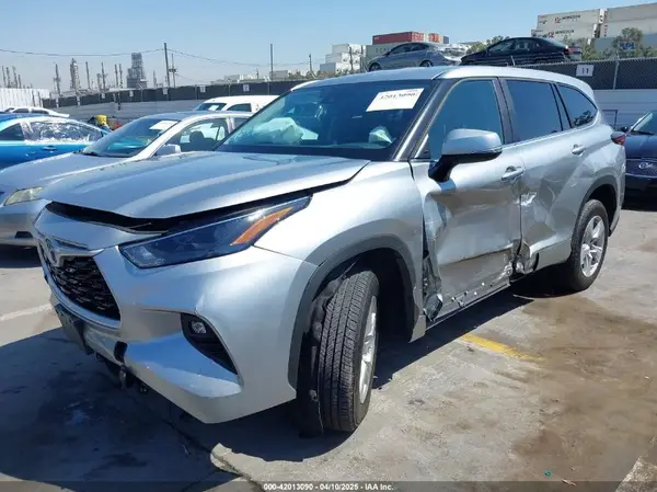 5TDZARAH4RS533945 2024 TOYOTA HIGHLANDER - Image 2