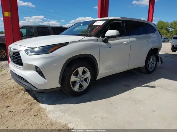 5TDZARAH5MS504642 2021 TOYOTA HIGHLANDER - Image 2