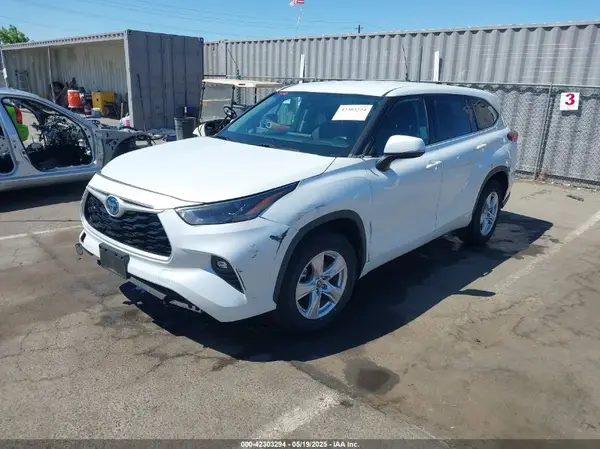 5TDZARAH7NS512484 2022 TOYOTA HIGHLANDER - Image 2