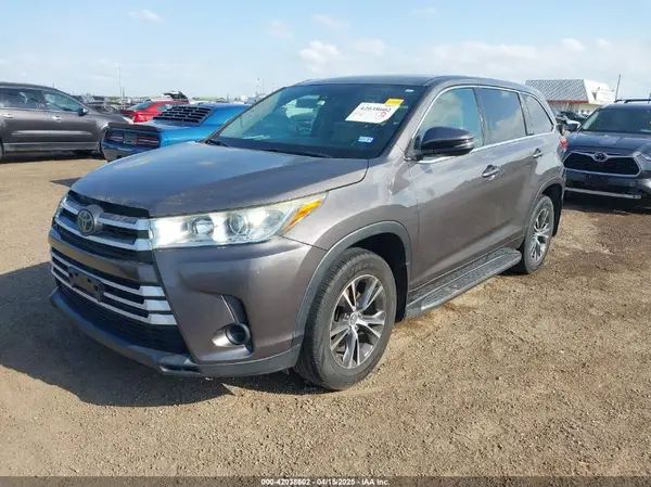 5TDZARFH0HS027259 2017 TOYOTA HIGHLANDER - Image 2