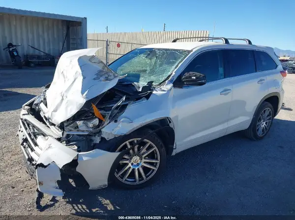 5TDZARFH0HS027696 2017 TOYOTA HIGHLANDER - Image 2