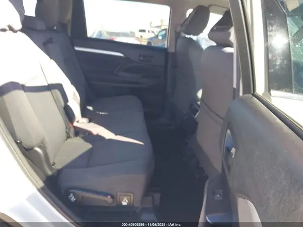 5TDZARFH0HS027696 2017 TOYOTA HIGHLANDER - Image 8