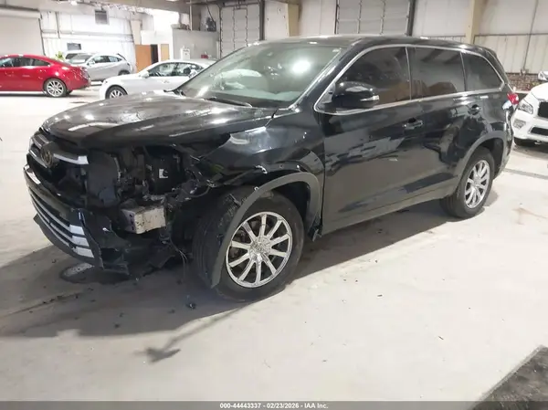 5TDZARFH0HS030677 2017 TOYOTA HIGHLANDER - Image 2
