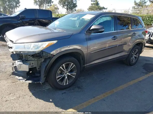 5TDZARFH0JS036548 2018 TOYOTA HIGHLANDER - Image 2