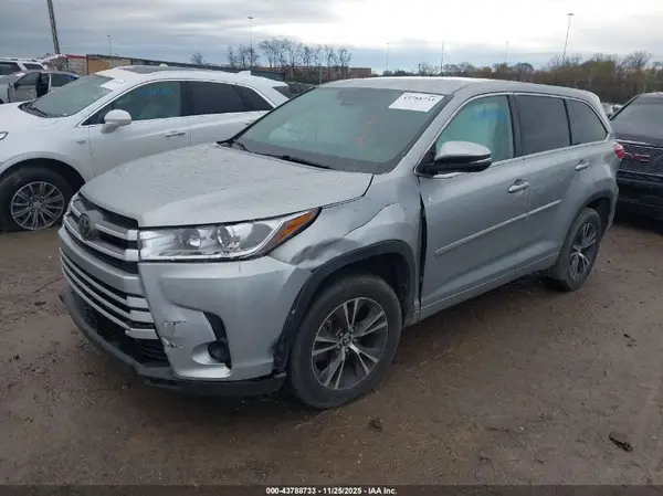 5TDZARFH0JS040082 2018 TOYOTA HIGHLANDER - Image 2