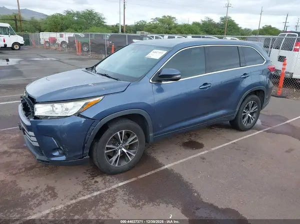 5TDZARFH1HS023589 2017 TOYOTA HIGHLANDER - Image 2
