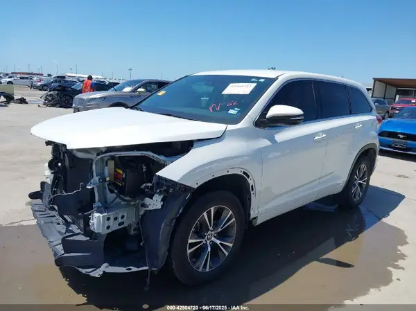 5TDZARFH1HS025987 2017 TOYOTA HIGHLANDER - Image 2