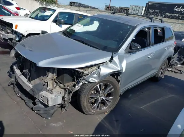 5TDZARFH1HS029571 2017 TOYOTA HIGHLANDER - Image 2