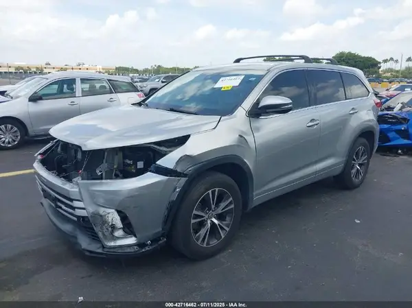 5TDZARFH1HS030302 2017 TOYOTA HIGHLANDER - Image 2
