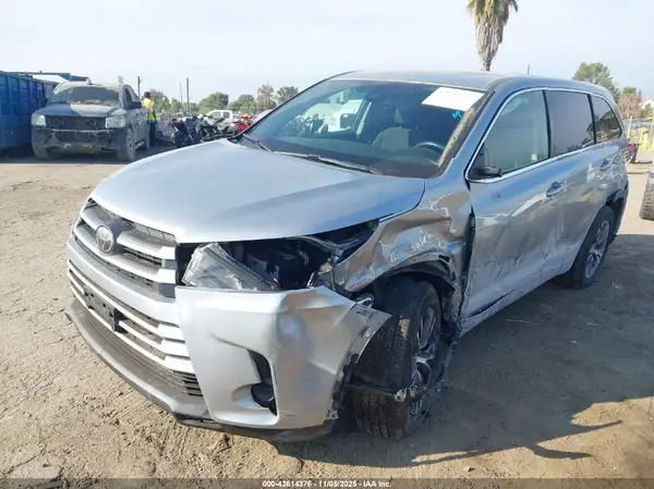 5TDZARFH1HS031885 2017 TOYOTA HIGHLANDER - Image 2
