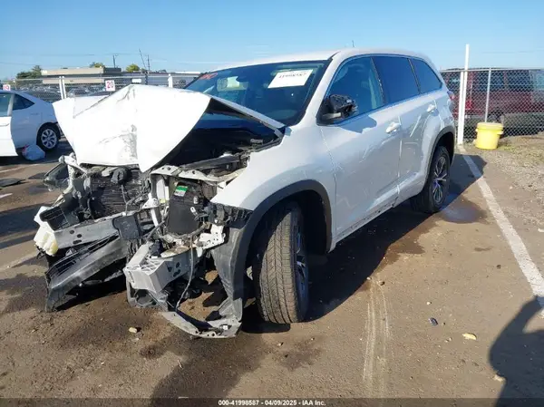 5TDZARFH1HS032129 2017 TOYOTA HIGHLANDER - Image 2