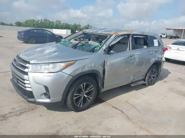 5TDZARFH1JS033173 2018 TOYOTA HIGHLANDER - Image 2