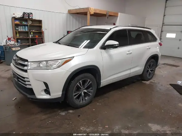 5TDZARFH1JS034825 2018 TOYOTA HIGHLANDER - Image 2