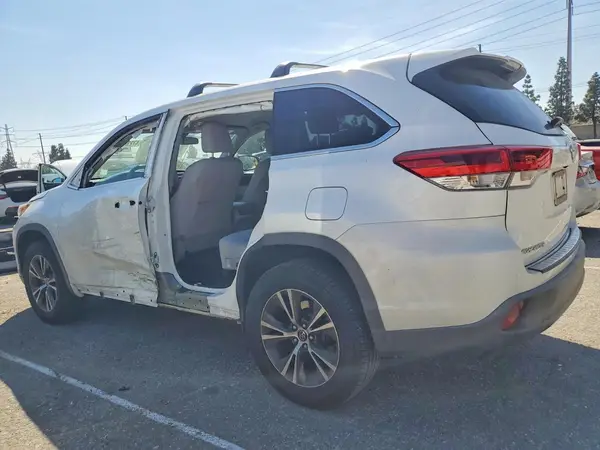5TDZARFH1JS034873 2018 TOYOTA HIGHLANDER - Image 2
